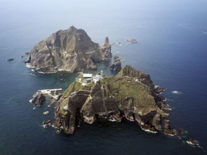 ຍີ່ປຸ່ນ ແລະ ສເກົາລີ ສືບຕໍ່ຕຳນິຕິຕຽນເຊິ່ງກັນ ແລະ ກັນ ກ່ຽວກັບໝູ່ເກາະເກີດການພິພາດ